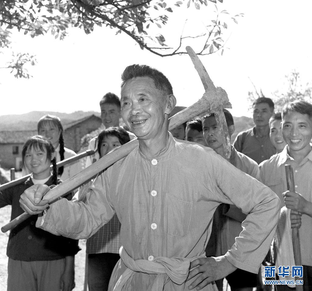 甘祖昌回到家乡后，一直和村民一起参加生产劳动（资料照片）。新华社记者 王绍业 摄.jpg
