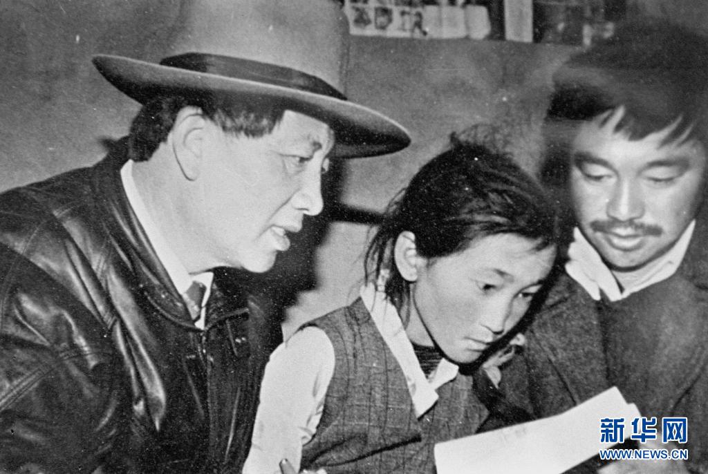 在西藏工作期间，孔繁森（左）在辅导藏族儿童读书（资料照片）。新华社发.jpg