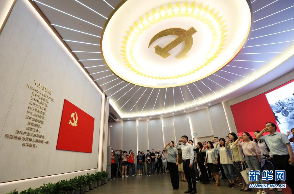 6月3日，党员在全新开馆的上海中共一大纪念馆里重温入党誓词。新华社记者 刘颖 摄.jpg