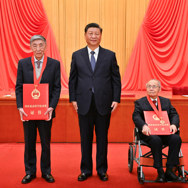11月3日，习近平总书记向获得2020年度国家最高科学技术奖的顾诵芬院士（右）和王大中院士（左）颁奖。.jpeg