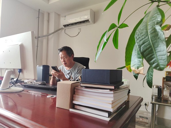 这是印遇龙在办公室内回复农民信息。新华社记者 周勉 摄.jpg